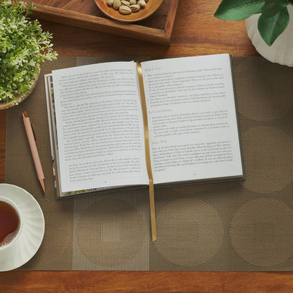 The Welcoming Home: A Devotional Guide to Hospitality